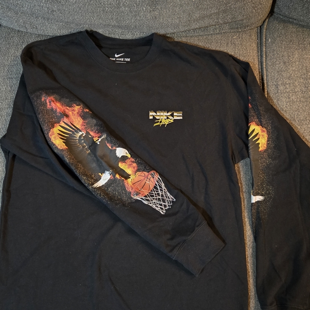 🔥  Retro Nike long sleeve printing on arms.